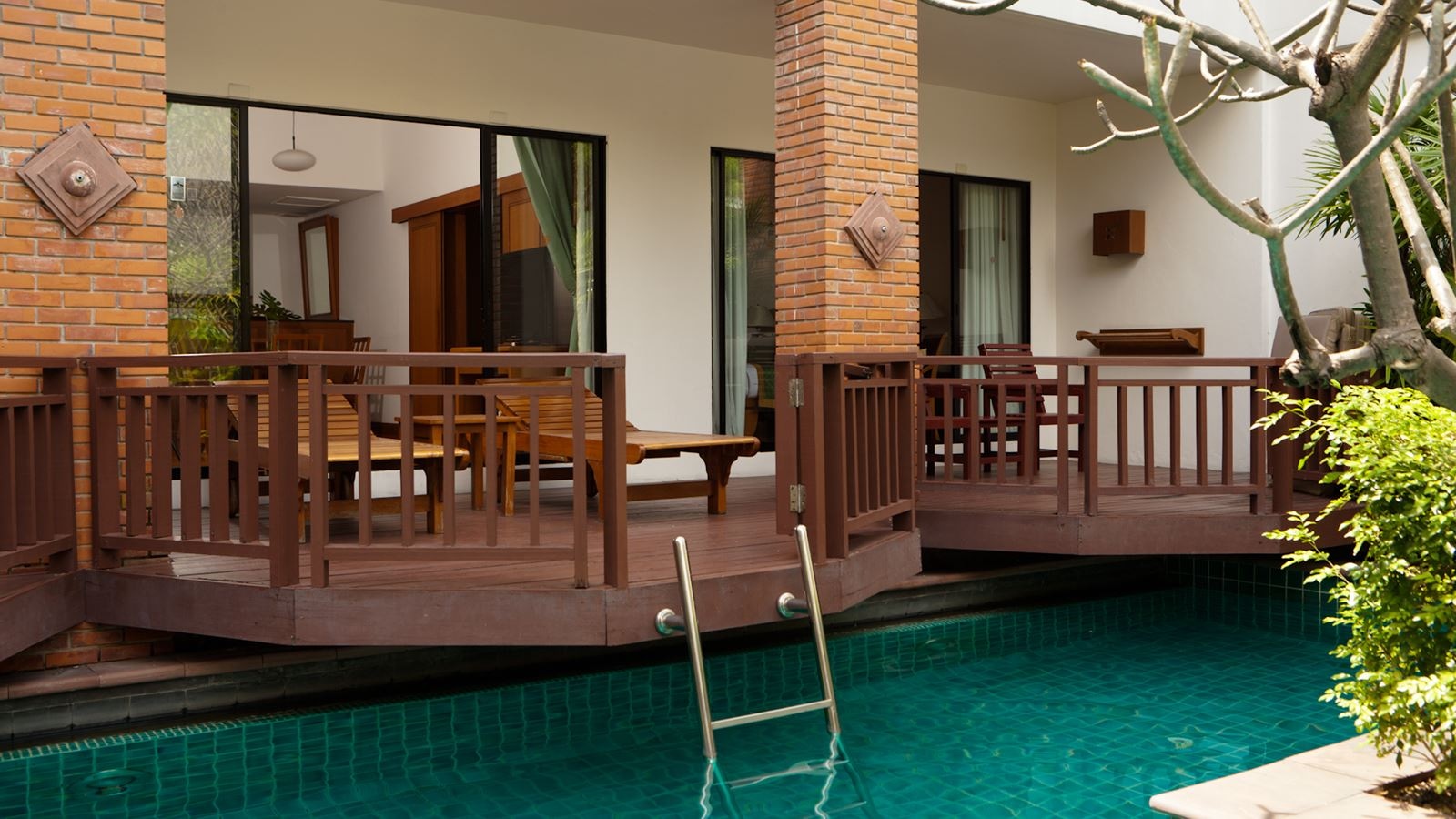 rooms-suite-pool