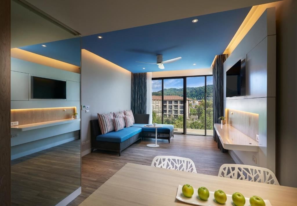 rooms-one-bedroom-suite-pool-balcony