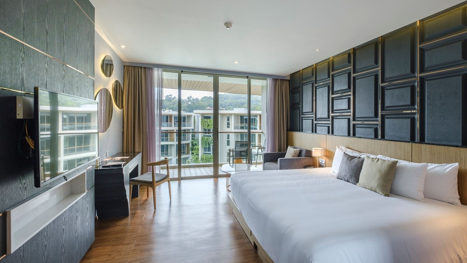 rooms-deluxe-pool-view