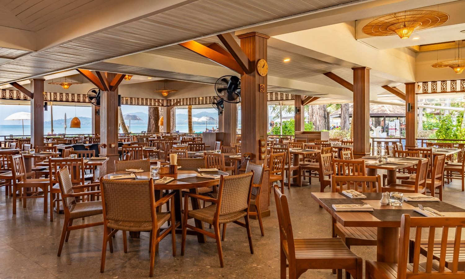 restaurants-the-beach-restaurant