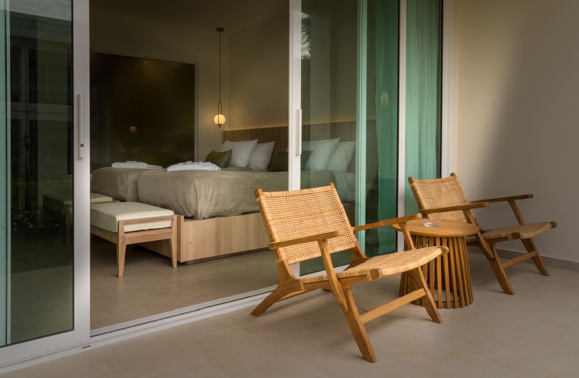 rooms-deluxe-pool-view