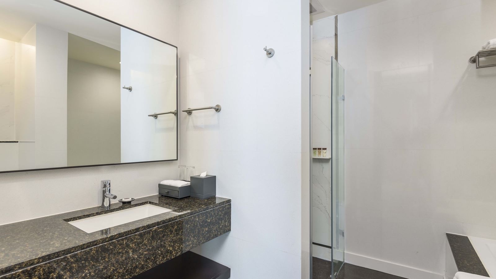 rooms-two-bedroom-suite-city-view