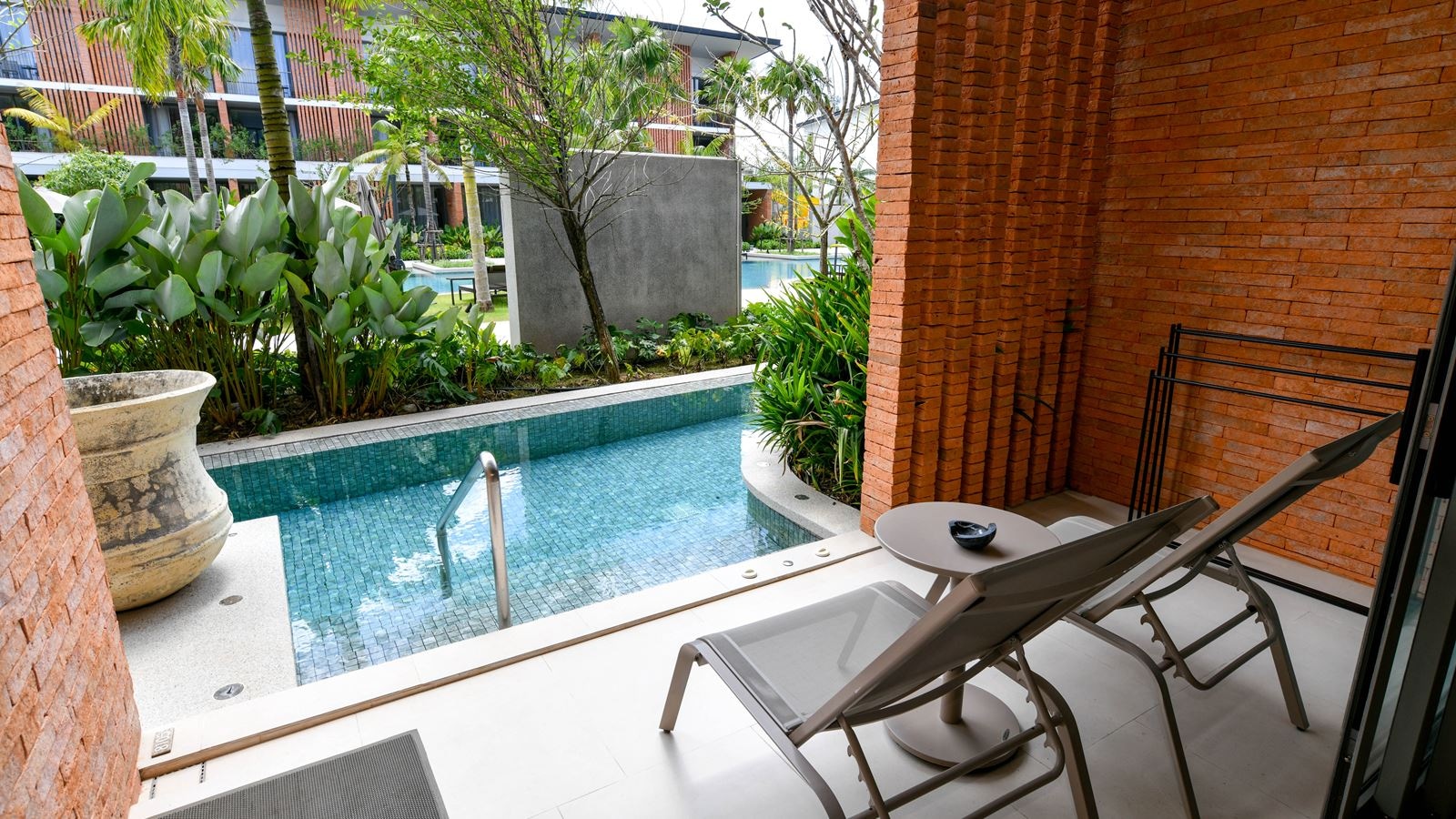 rooms-deluxe-pool-access