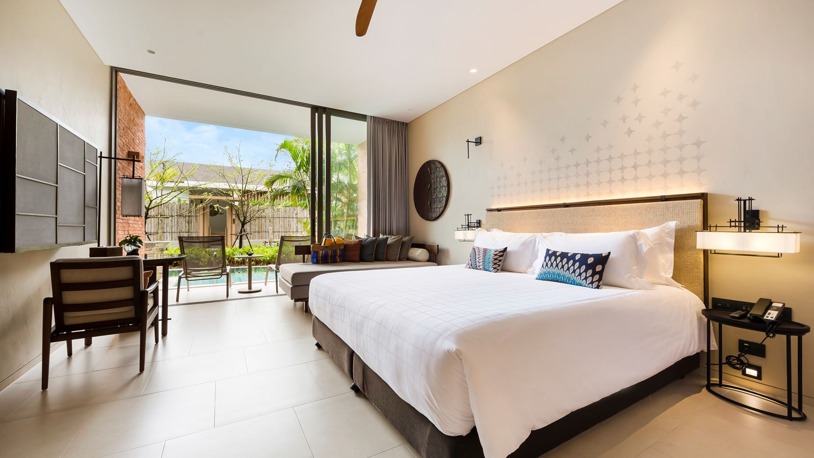 rooms-deluxe-pool-access