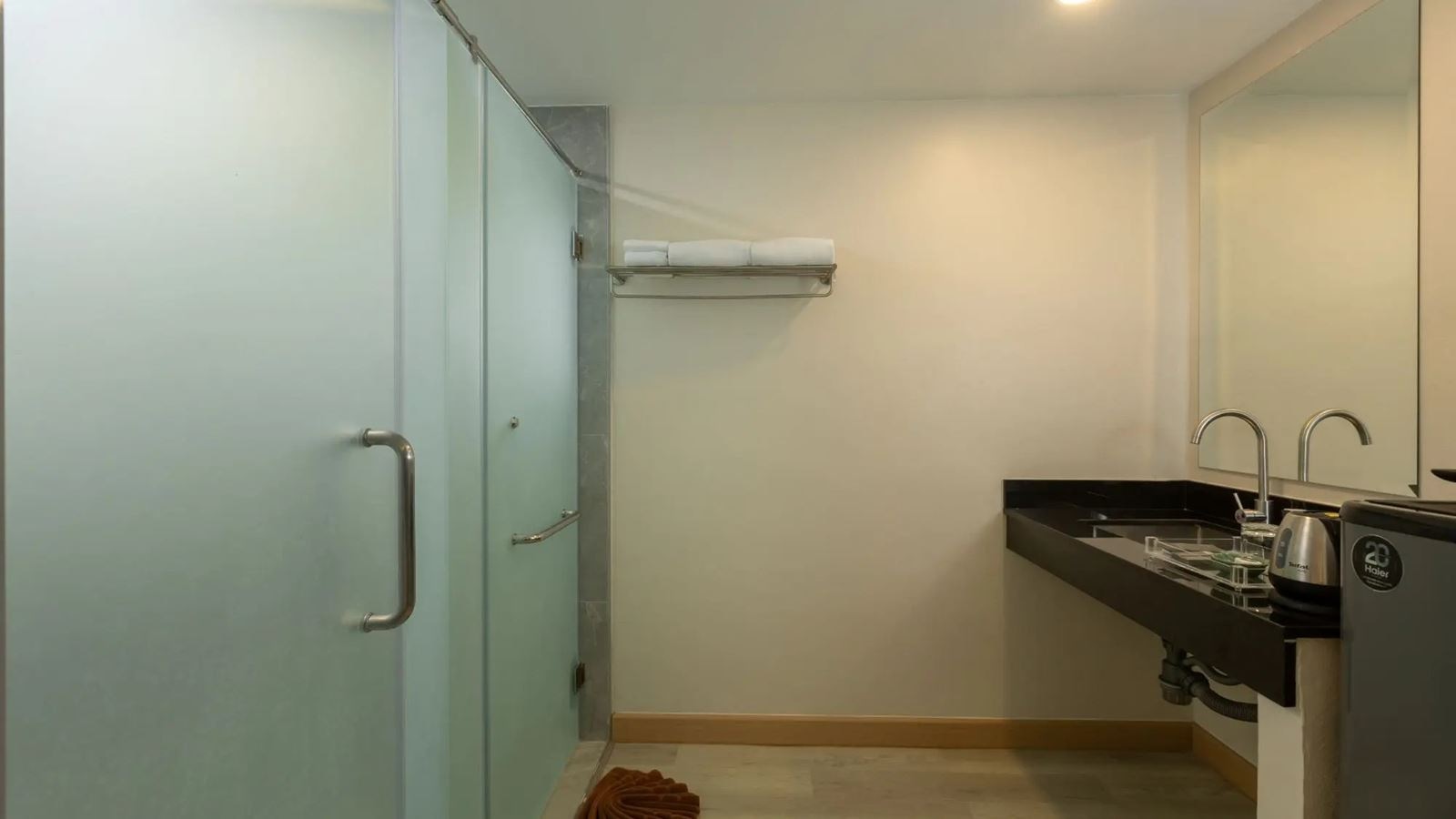 rooms-tropical-wing-child-sharing-bed