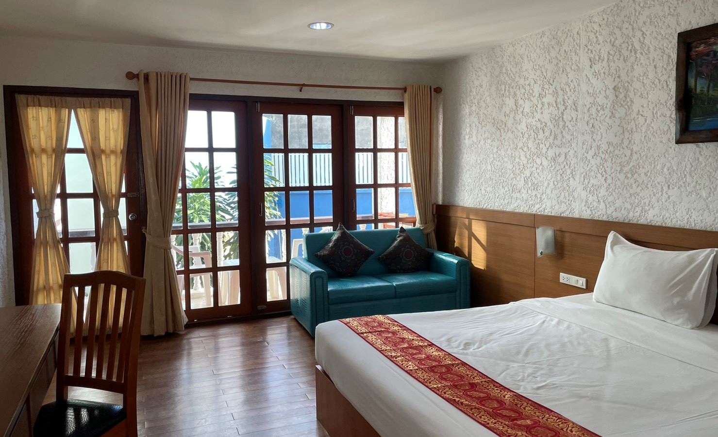 rooms-deluxe-pool-view