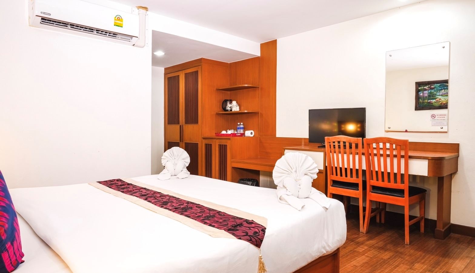 rooms-deluxe-pool-view