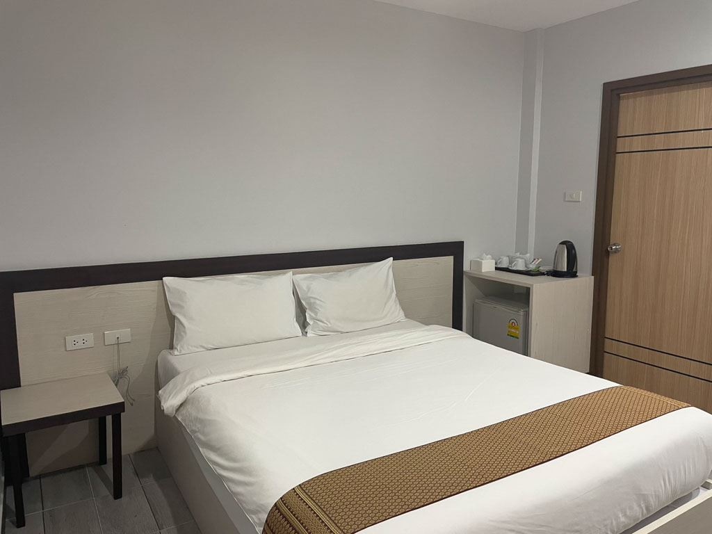 rooms-deluxe-no-view-no-window