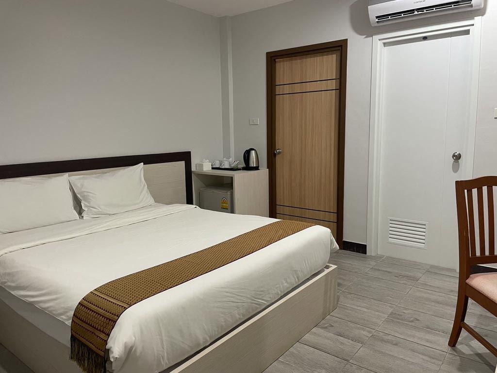 rooms-deluxe-no-view-no-window