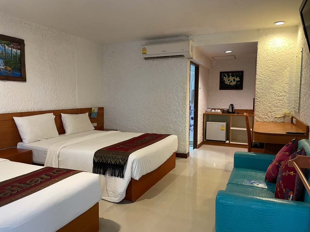 rooms-family-pool-view