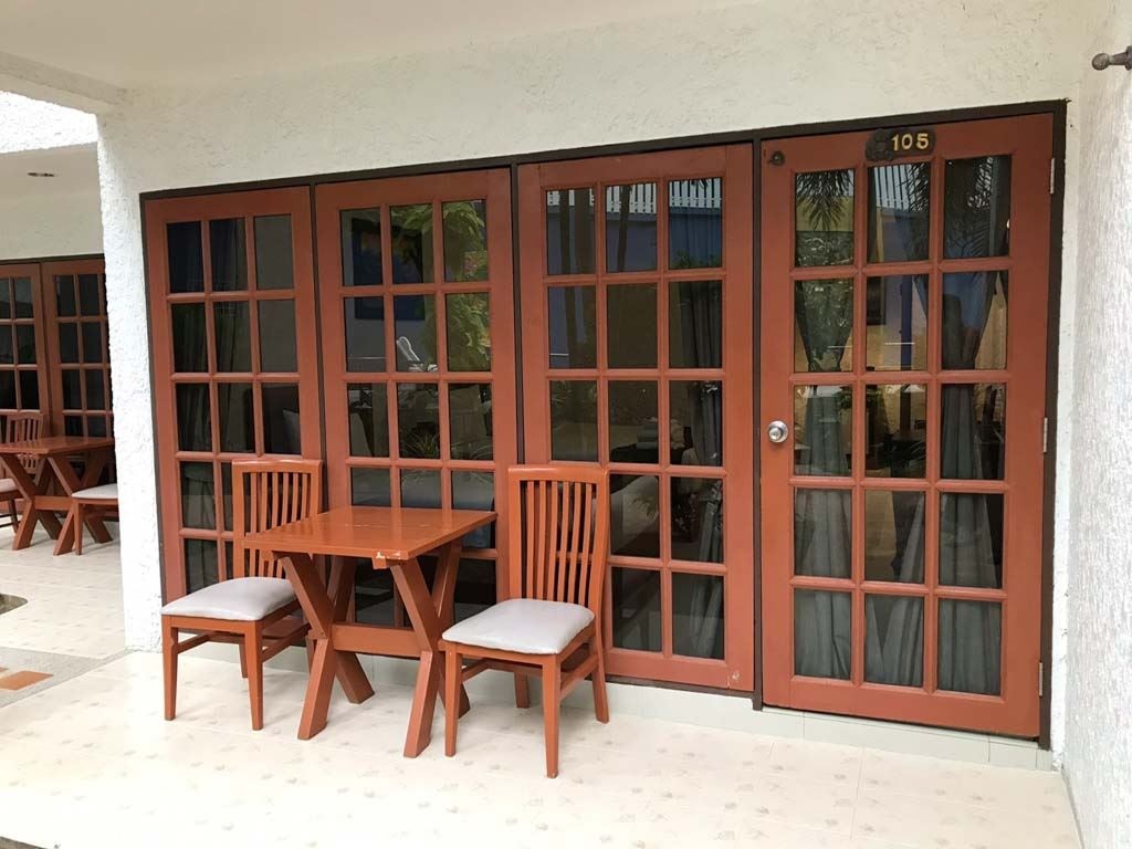 rooms-family-pool-view