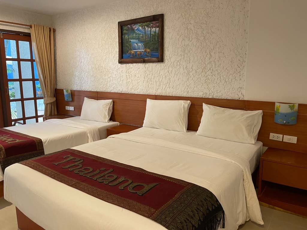 rooms-family-pool-view