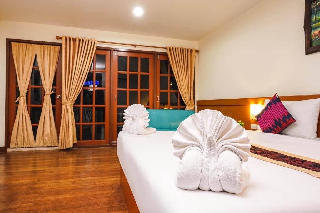 rooms-family-pool-view