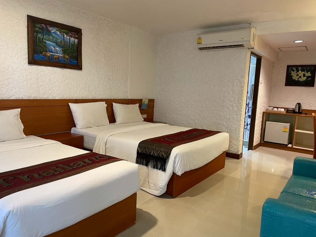 rooms-family-pool-view