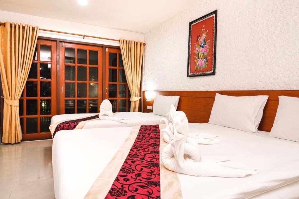 rooms-family-pool-view