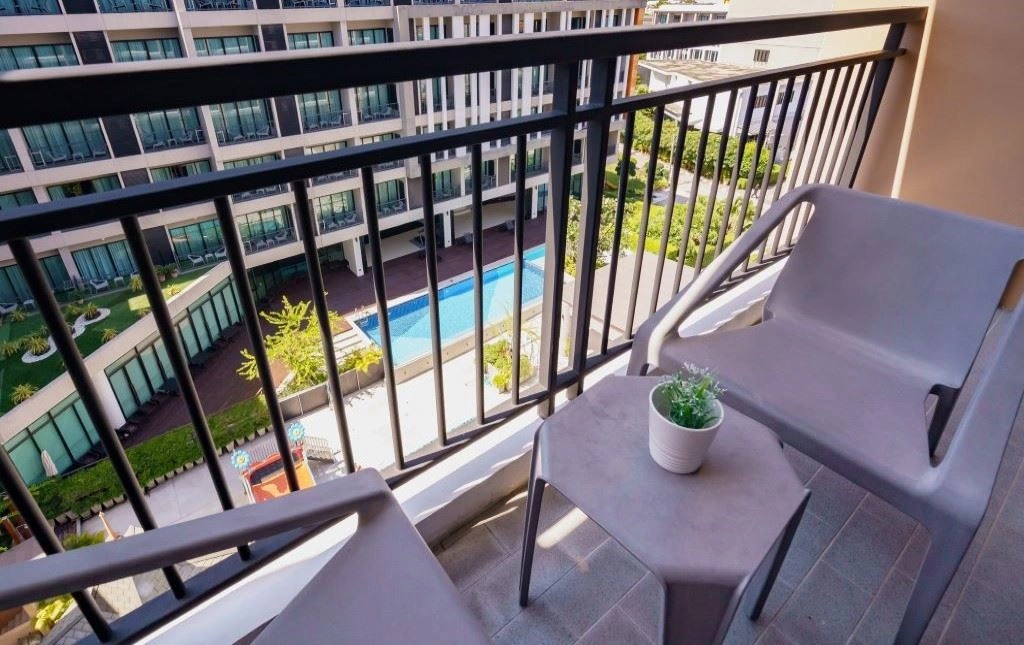 rooms-deluxe-pool-view