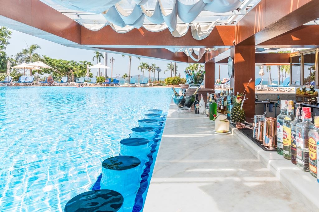 bars-the-bar-at-beach-hotel