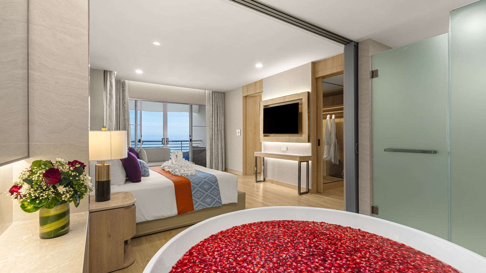 rooms-one-bedroom-modern-regency-suite