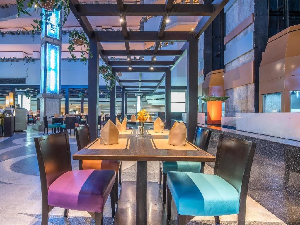 restaurants-atrium-food-bar