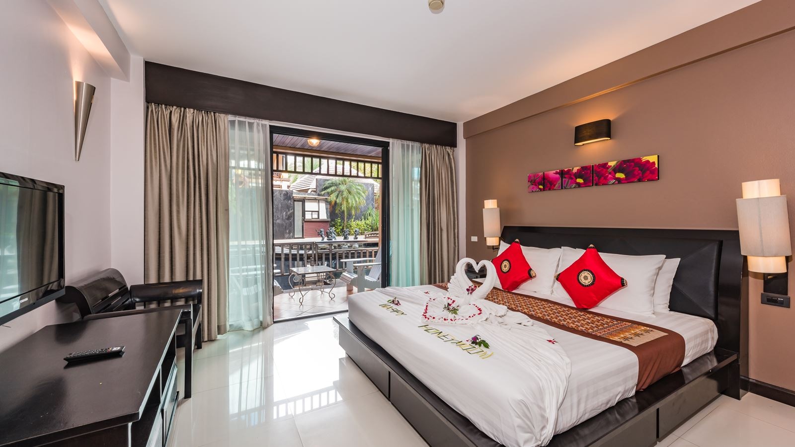 rooms-pool-access-room