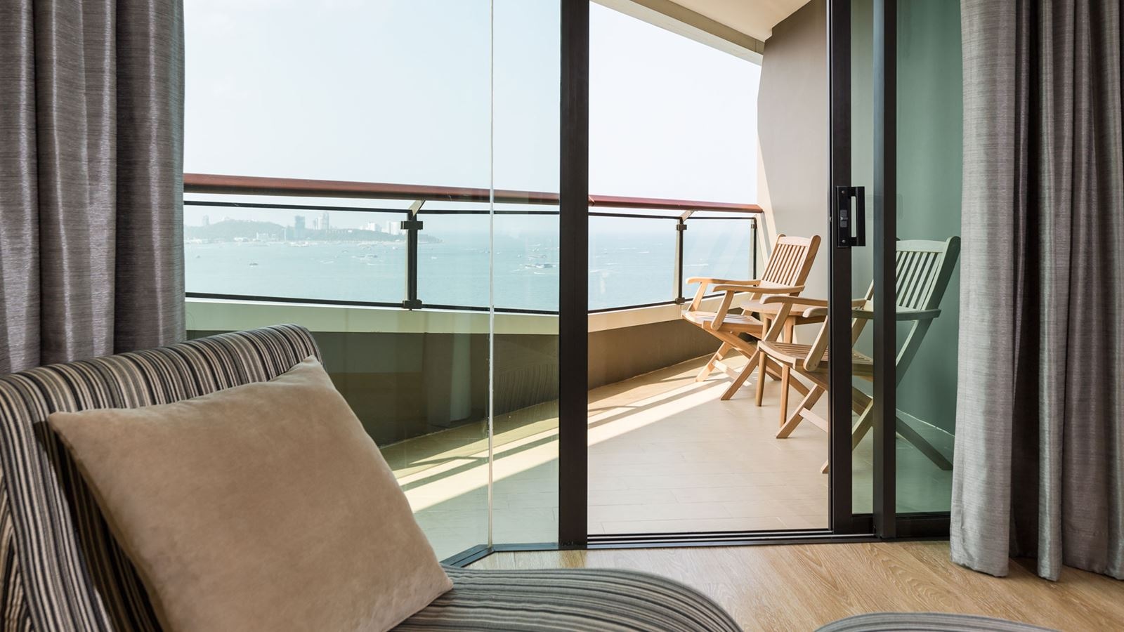 rooms-deluxe-corner-room