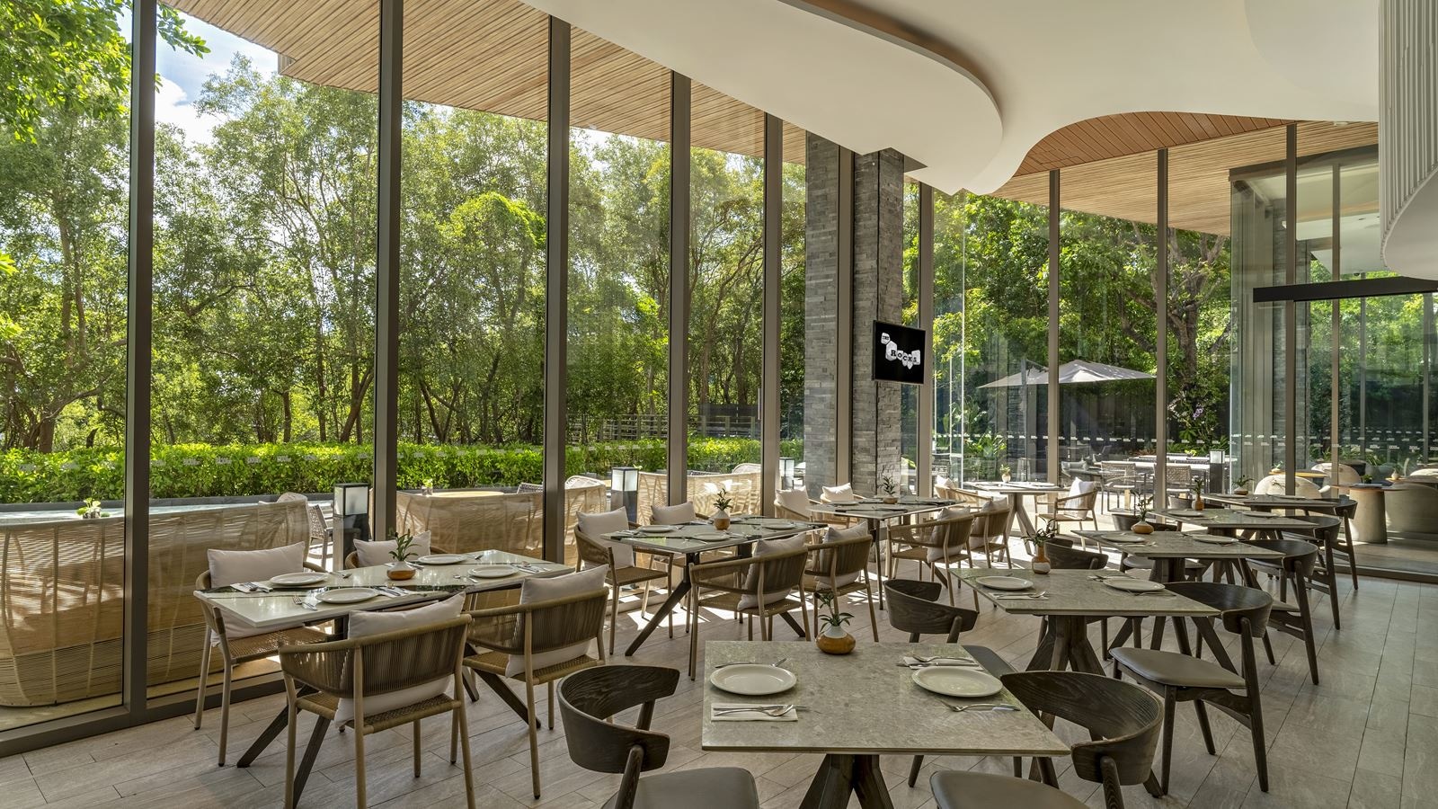 restaurants-the-rocks-restaurant-at-bayphere-hotel-pattaya