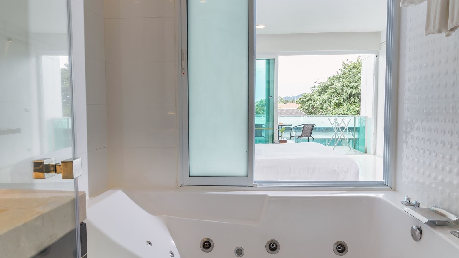 rooms-balcony-sea-view