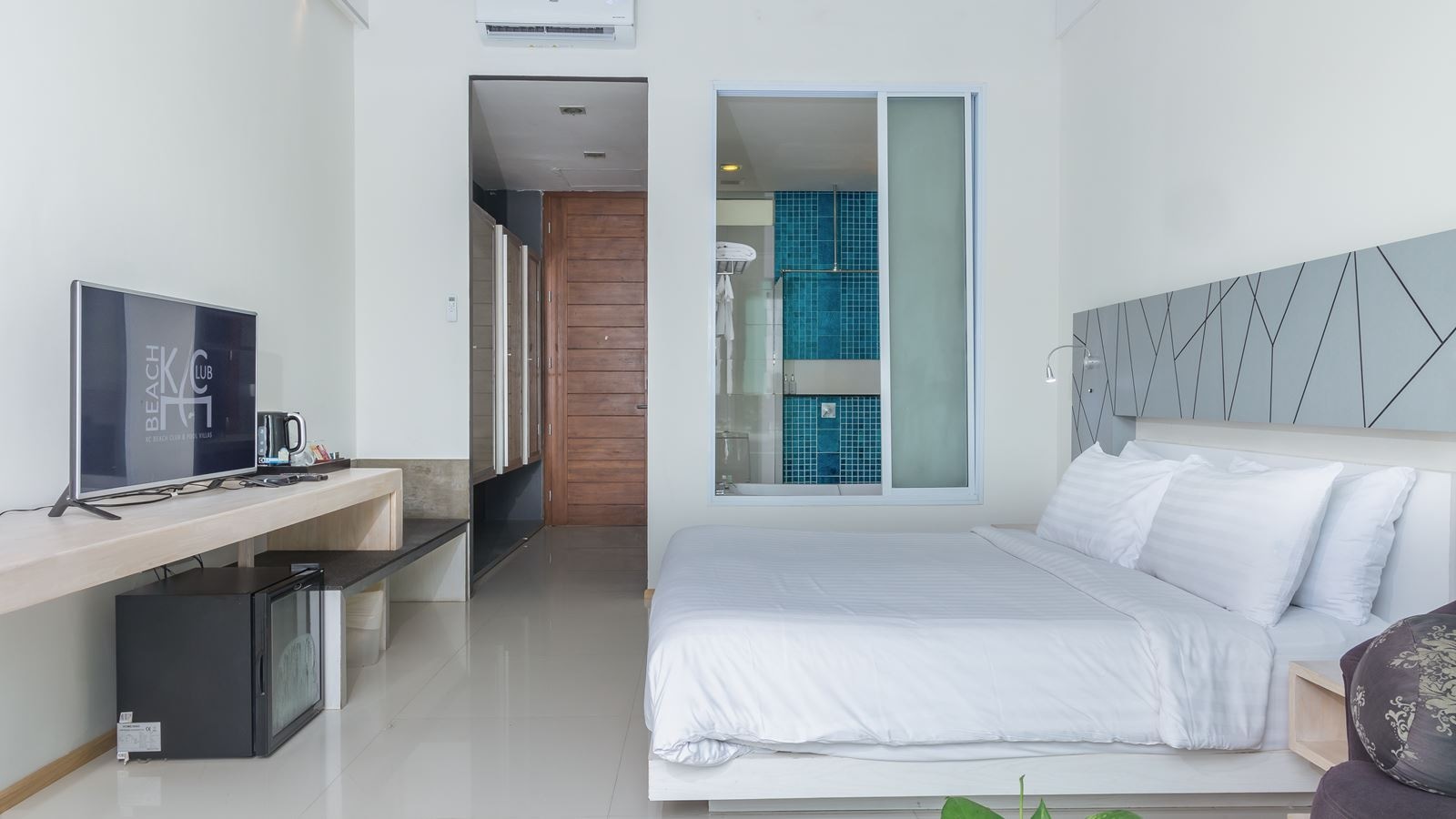 rooms-deluxe-pool-view