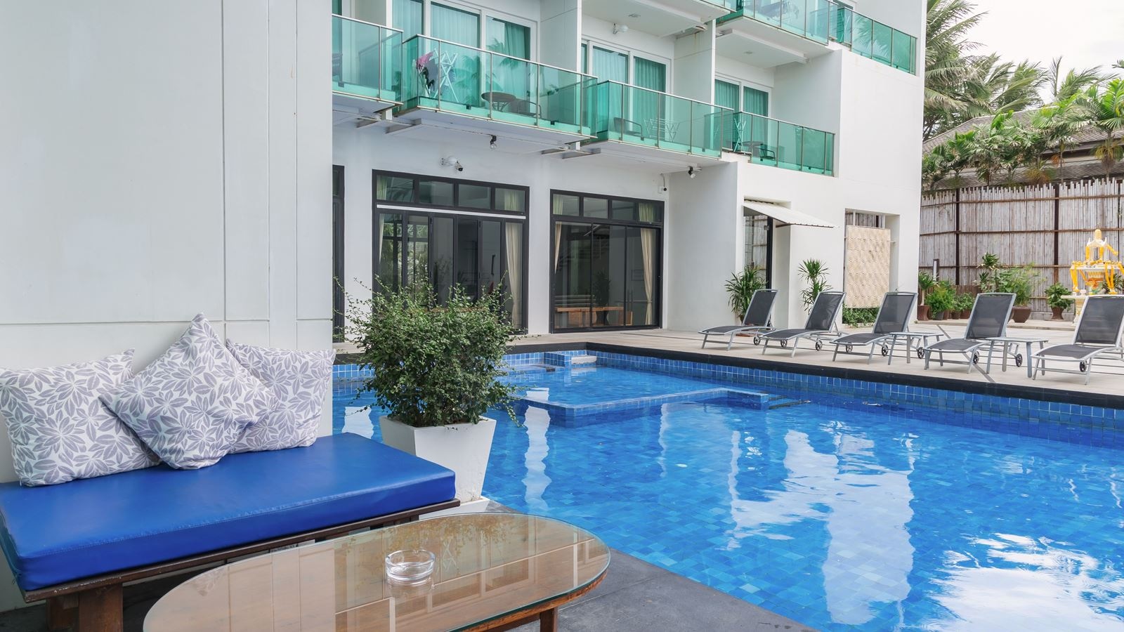 rooms-deluxe-pool-view