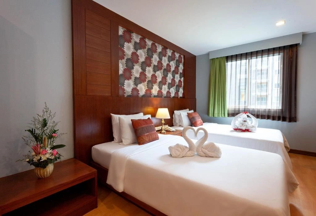 rooms-executive-suite-pool-view