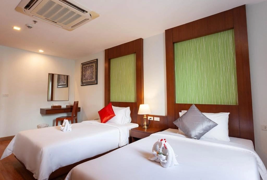 rooms-executive-suite-pool-view