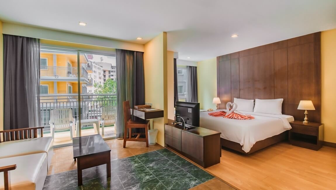 rooms-deluxe-suite-pool-view