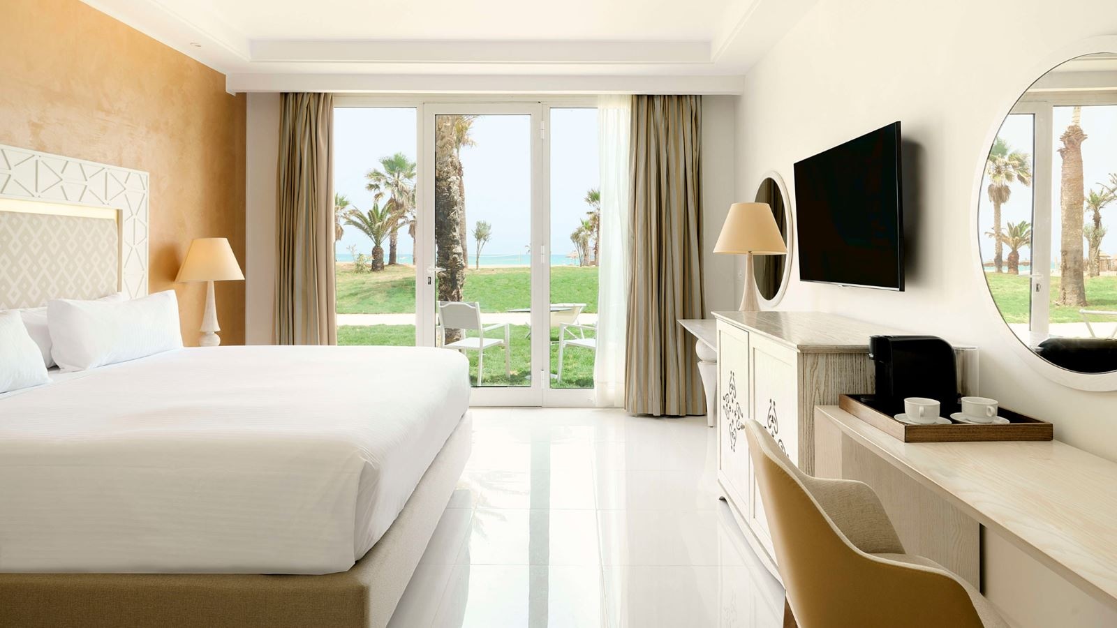 rooms-junior-suite-with-terrace-in-front-of-the-beach