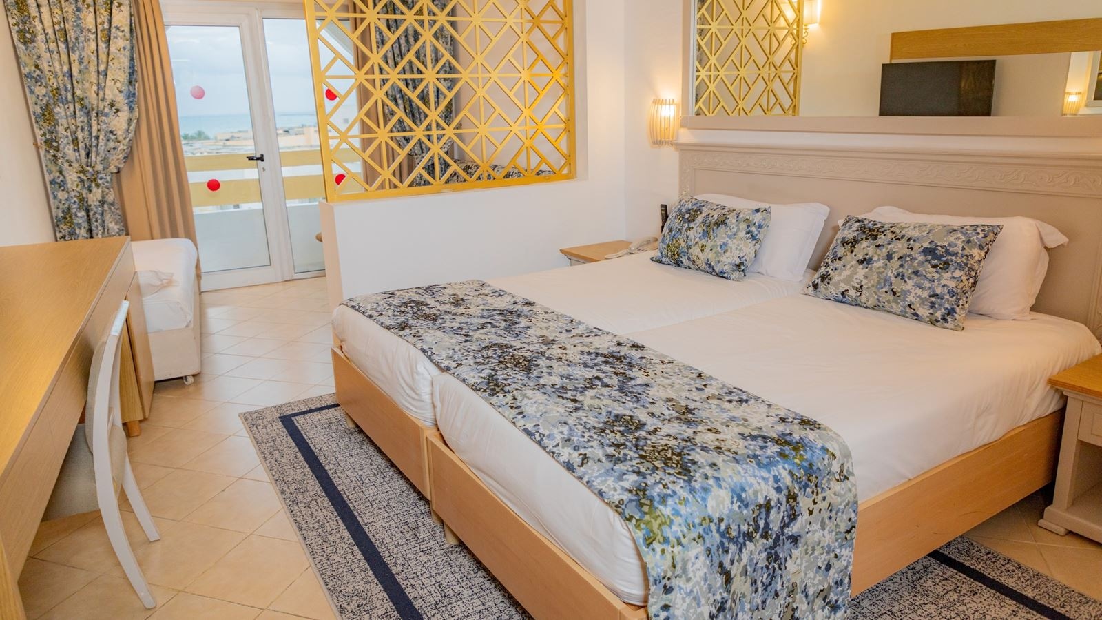 rooms-familyroom-garden-view