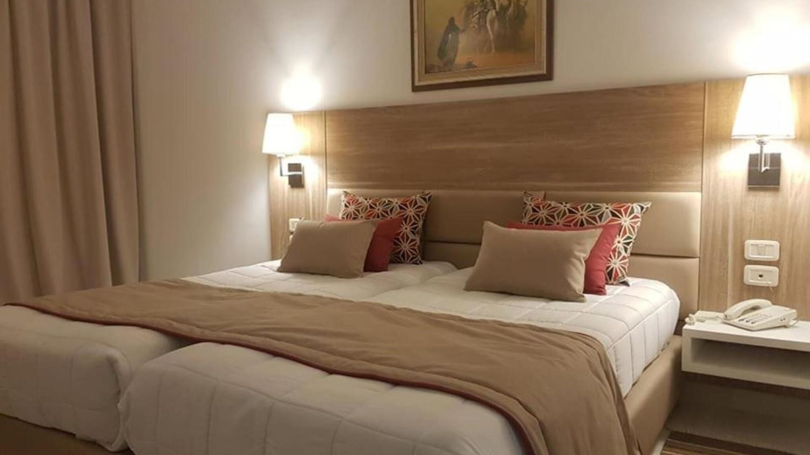 rooms-family-room-gardenpool-view