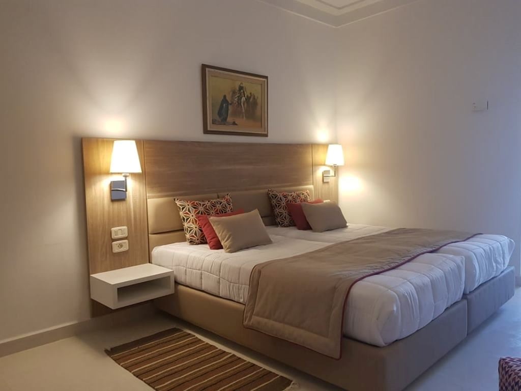 rooms-family-room-gardenpool-view