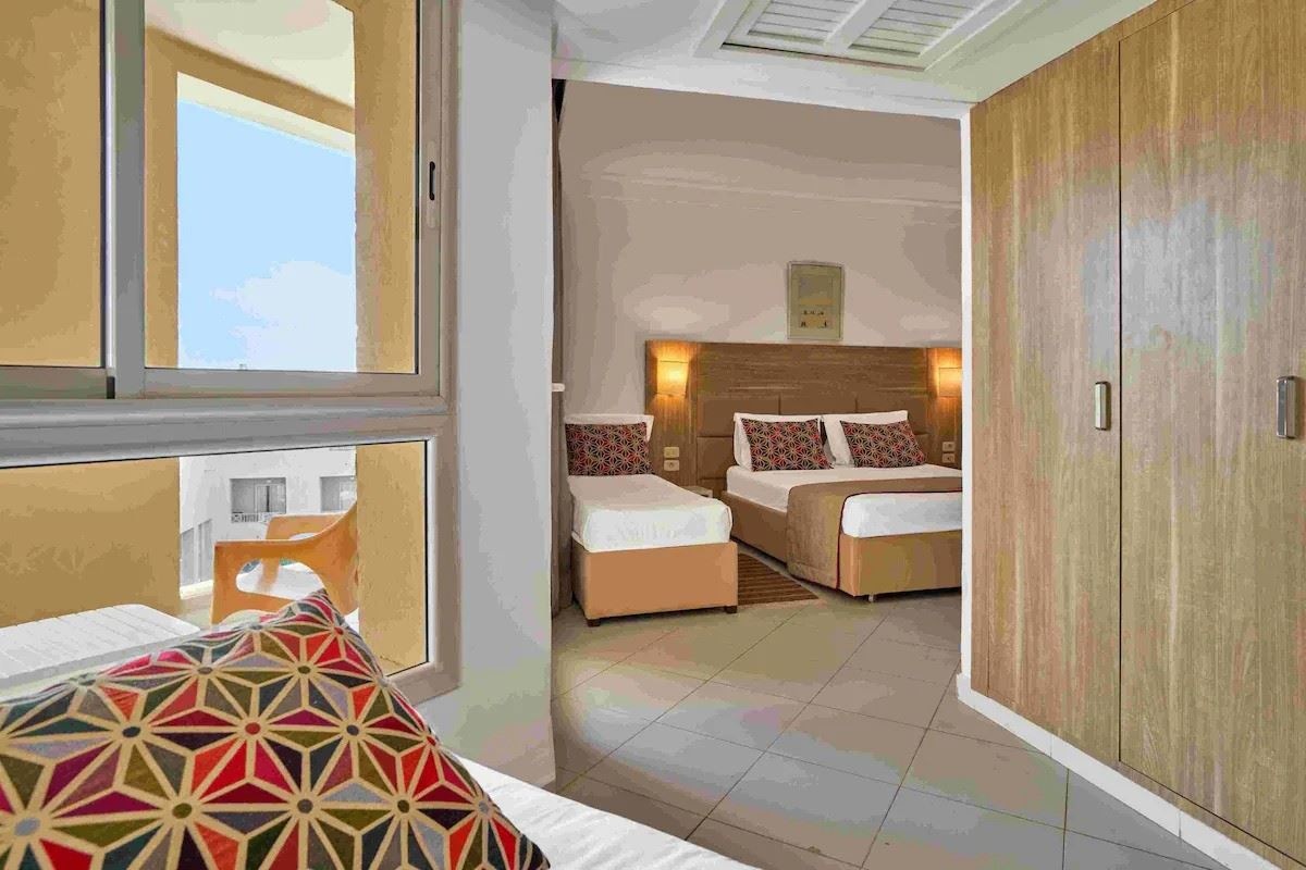 rooms-family-room-gardenpool-view