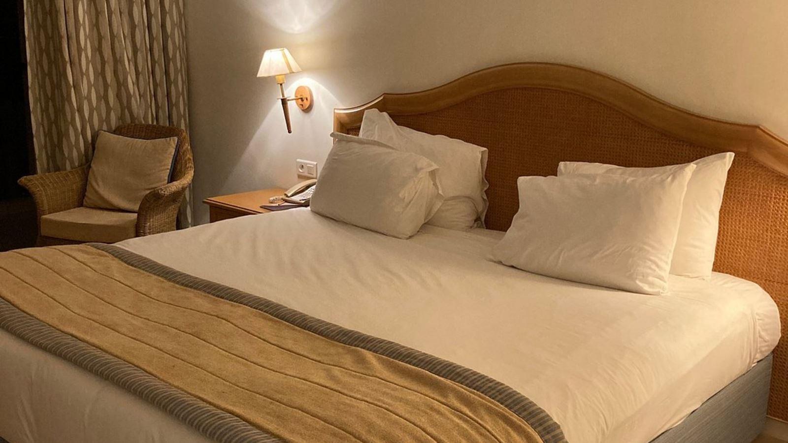 rooms-classic-room-city-view-or-garden-view