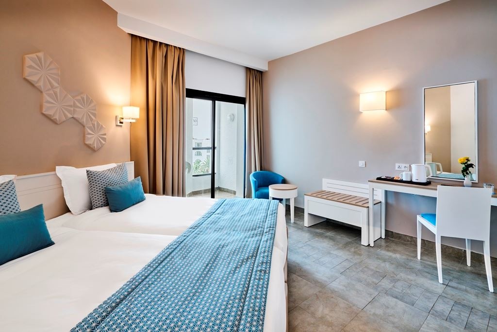 rooms-double-bedroom-garden-view