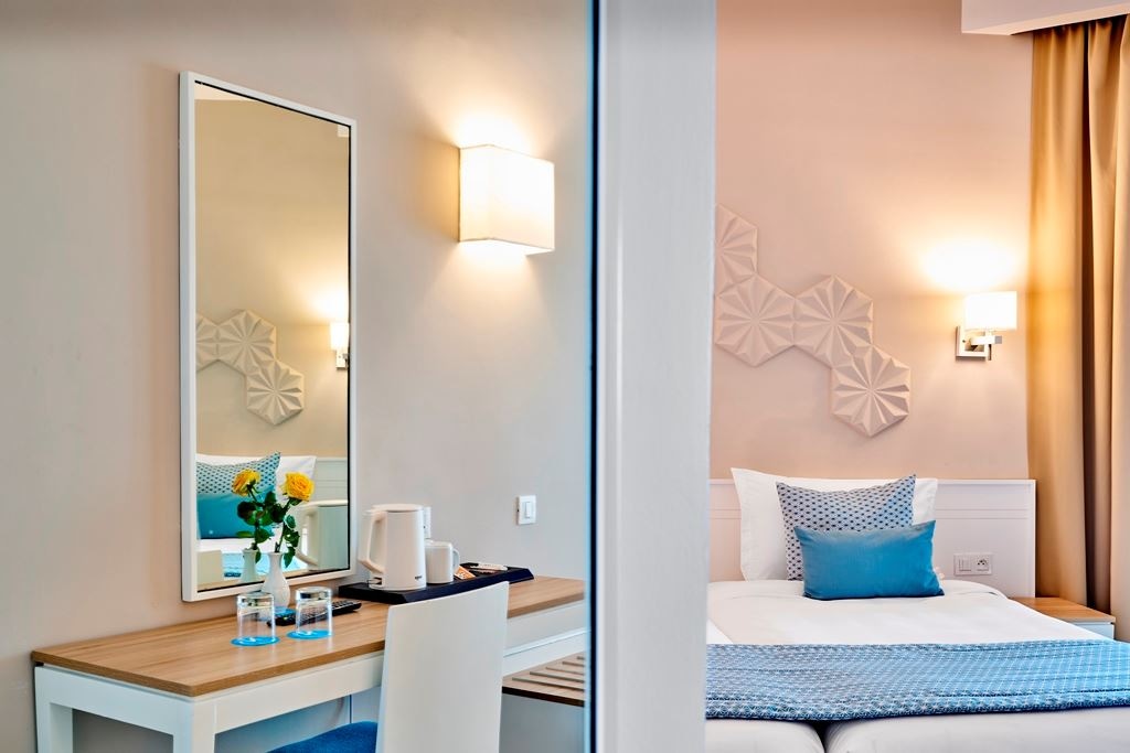 rooms-double-bedroom-garden-view