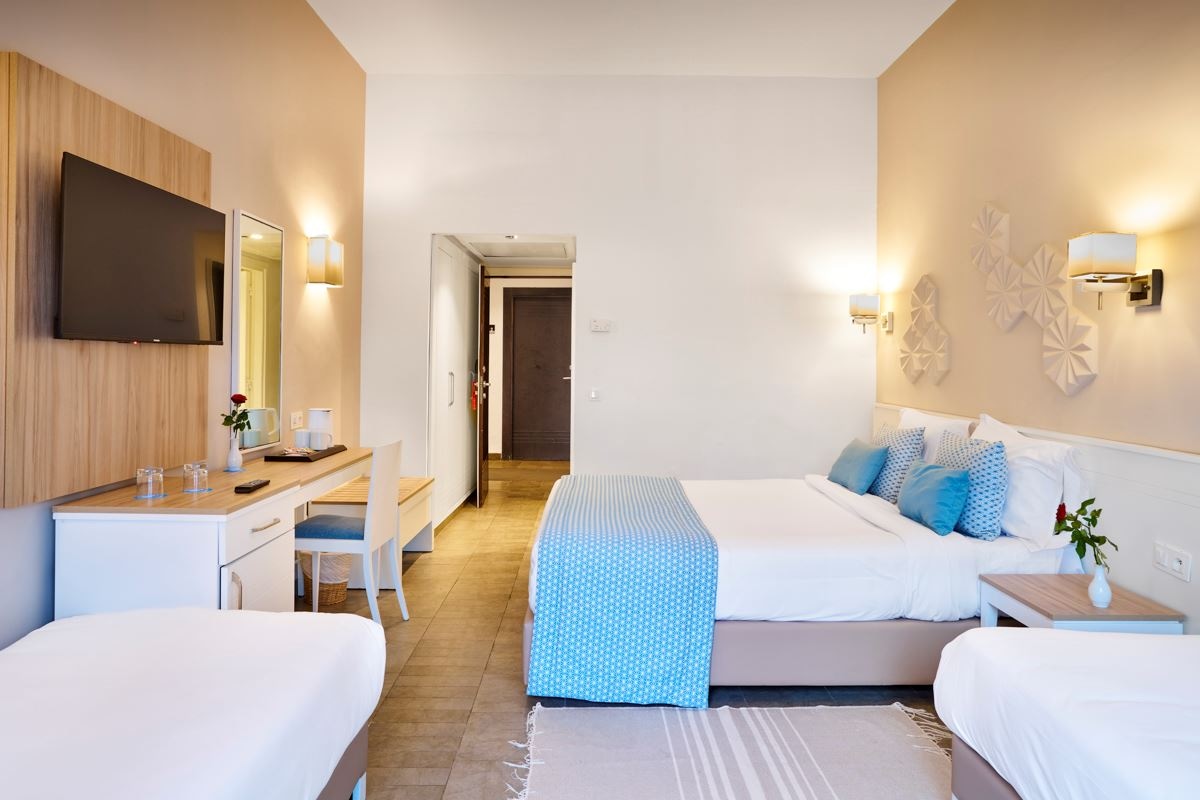 rooms-family-room-quadruple-garden--sea-view