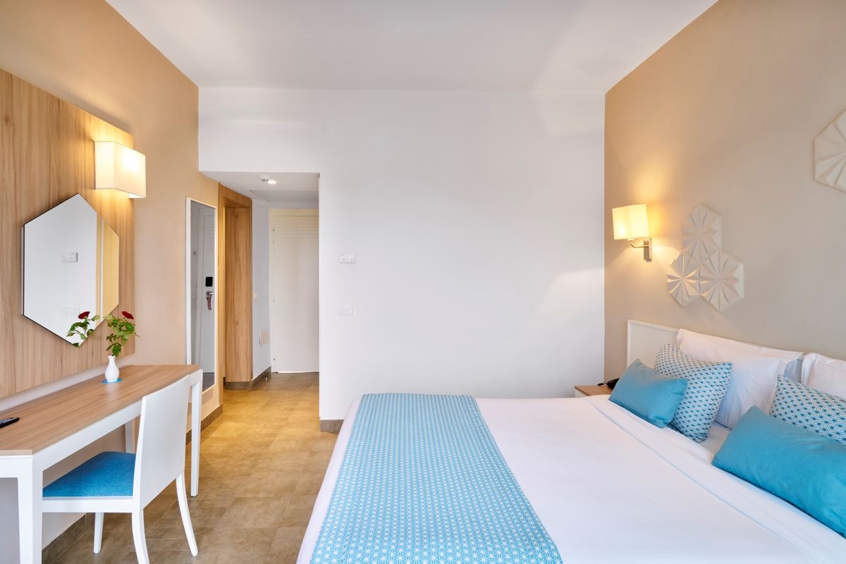 rooms-family-room-2-bedrooms-+-1-bathroom-garden--sea-view