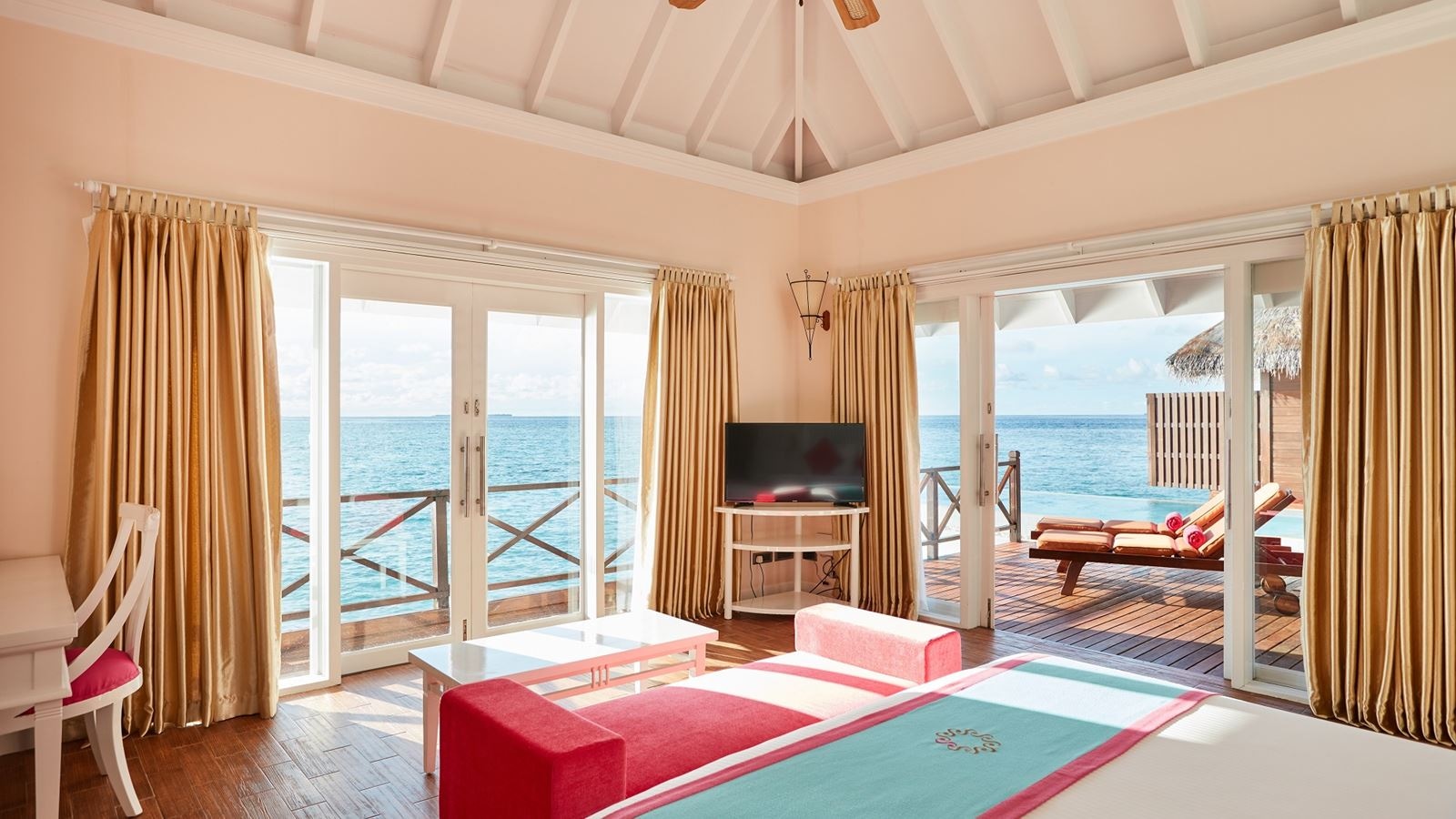 rooms-grand-water-villa-with-pool