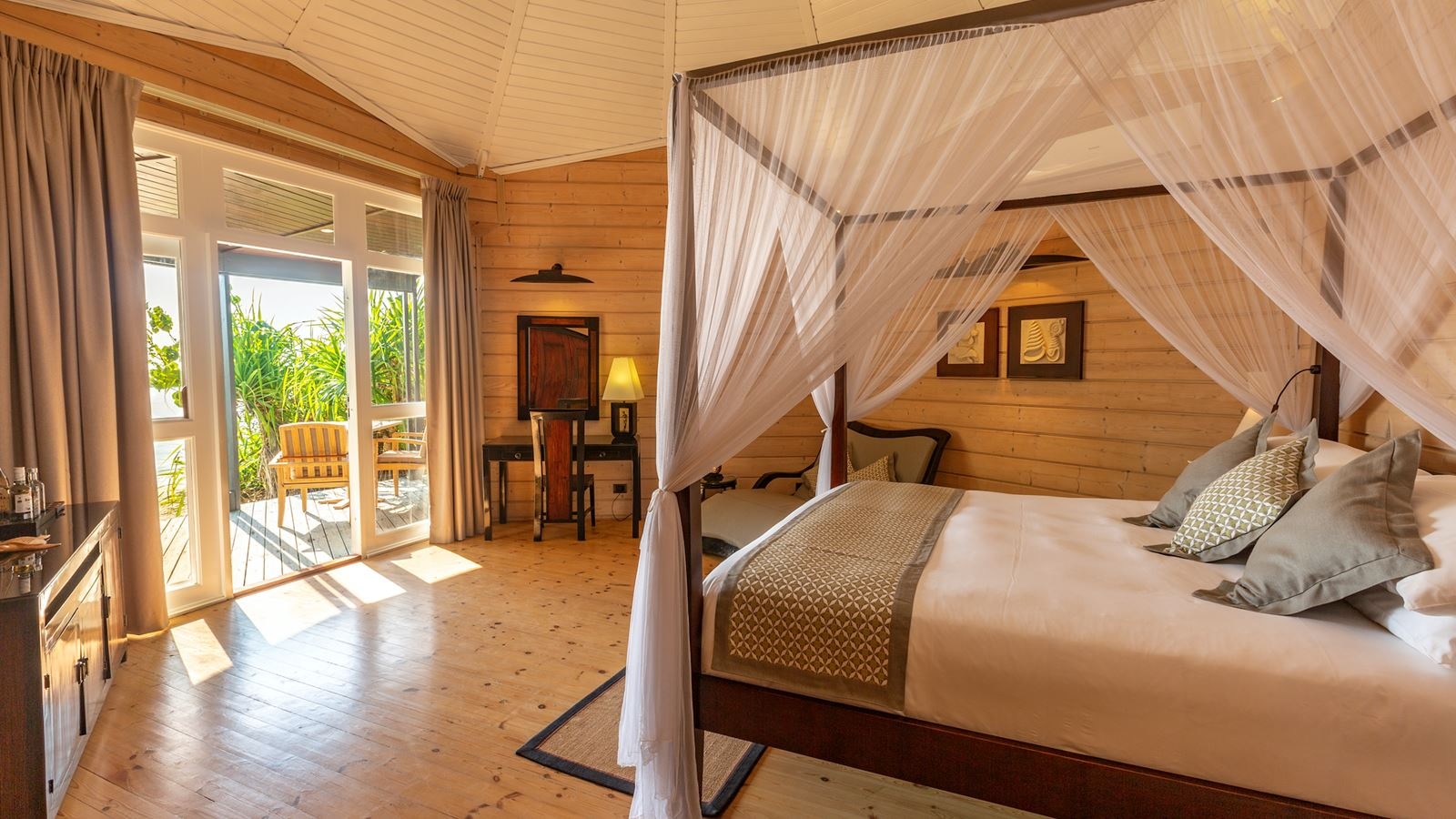 rooms-jacuzzi-beach-villa