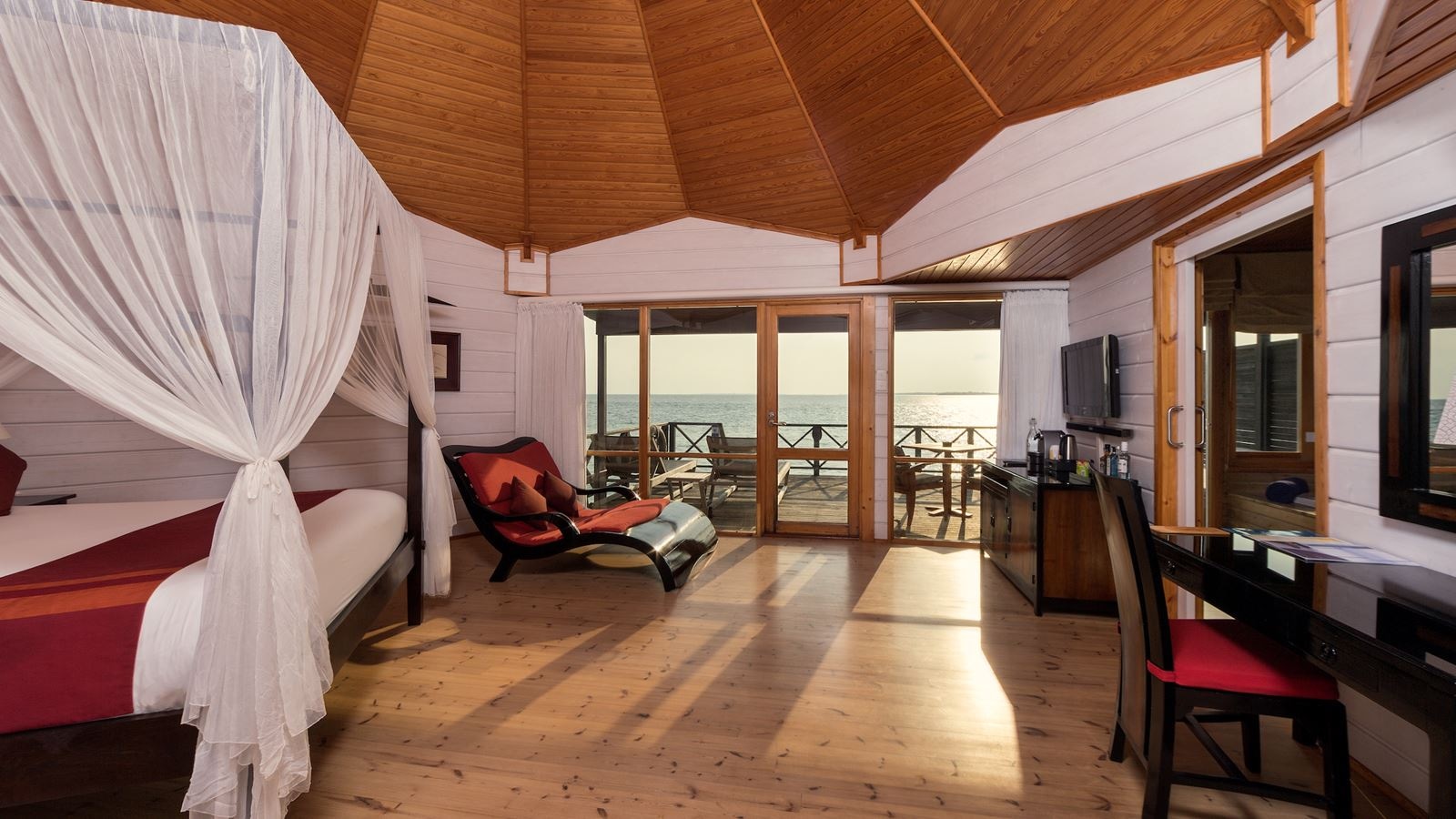 rooms-ocean-jacuzzi-water-villa