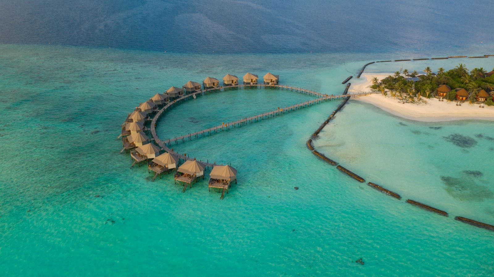 rooms-jacuzzi-water-villa