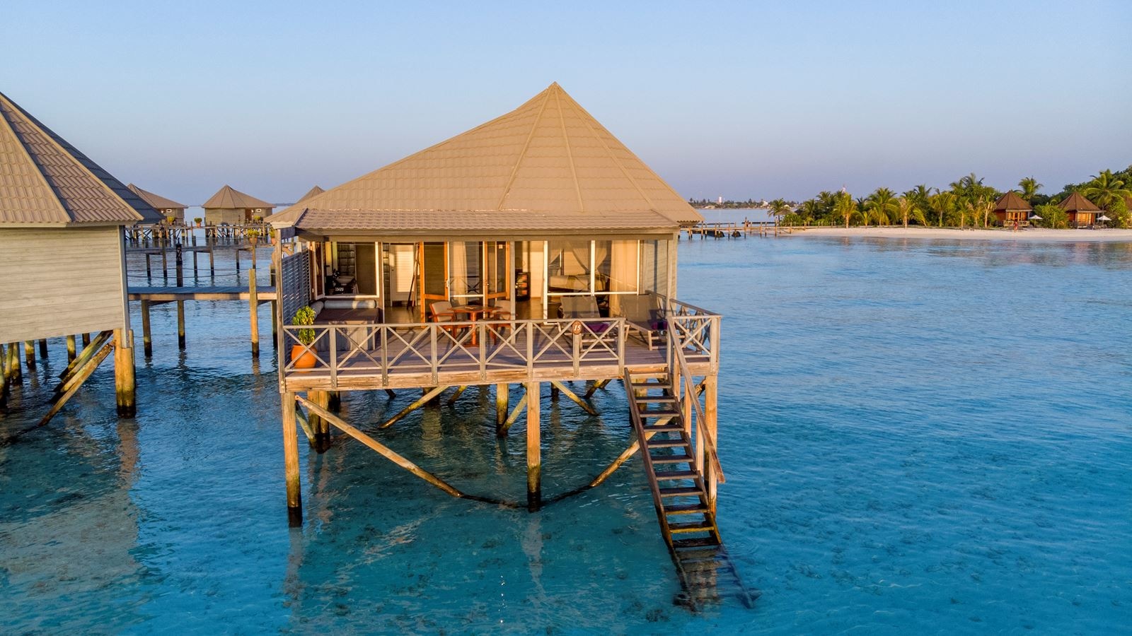 rooms-jacuzzi-water-villa