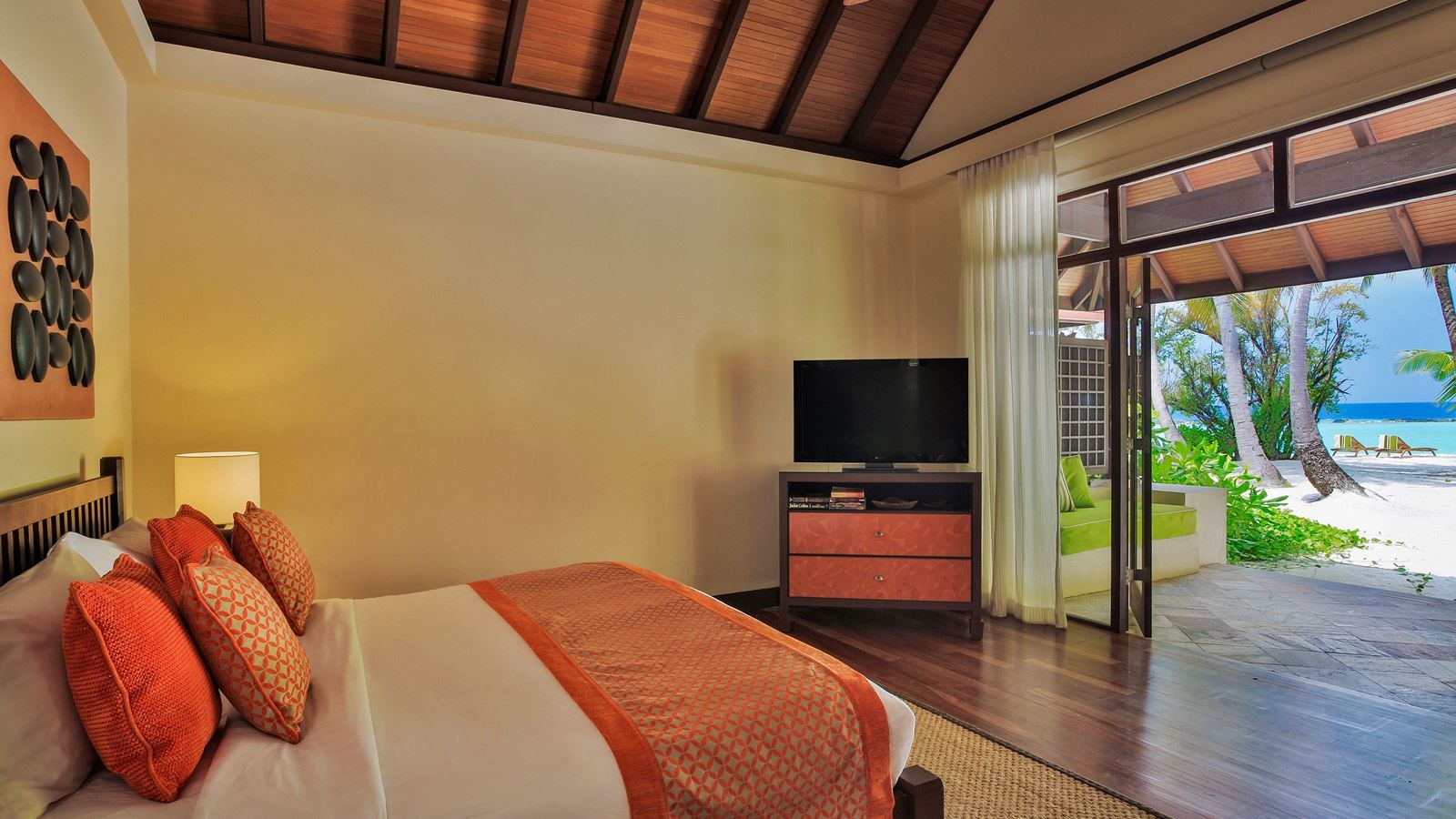 rooms-beachfront-deluxe-bungalow