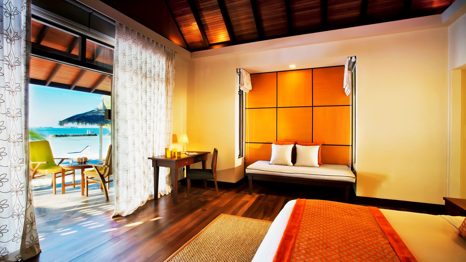 rooms-beachfront-deluxe-bungalow