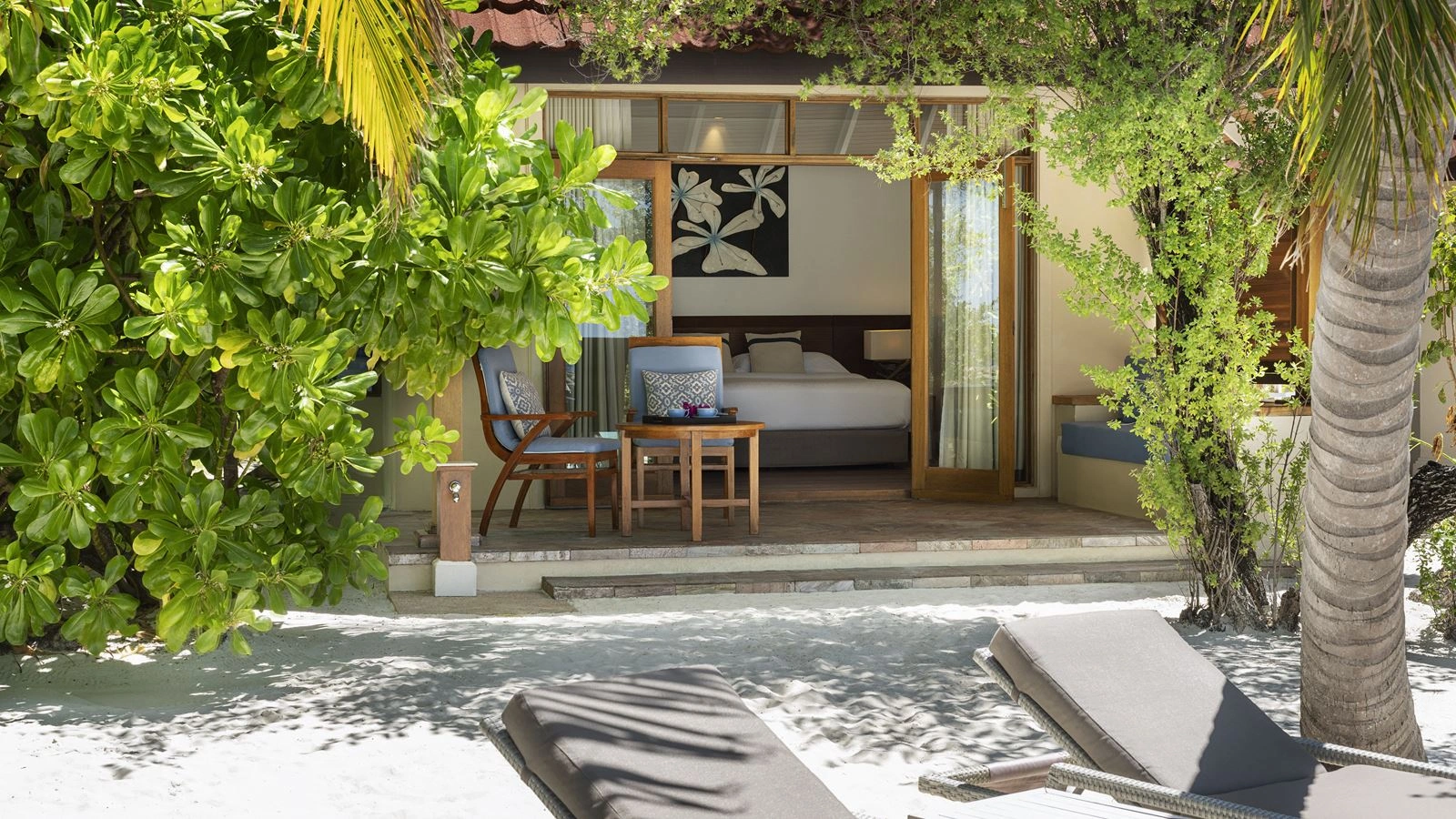 rooms-beachfront-deluxe-bungalow